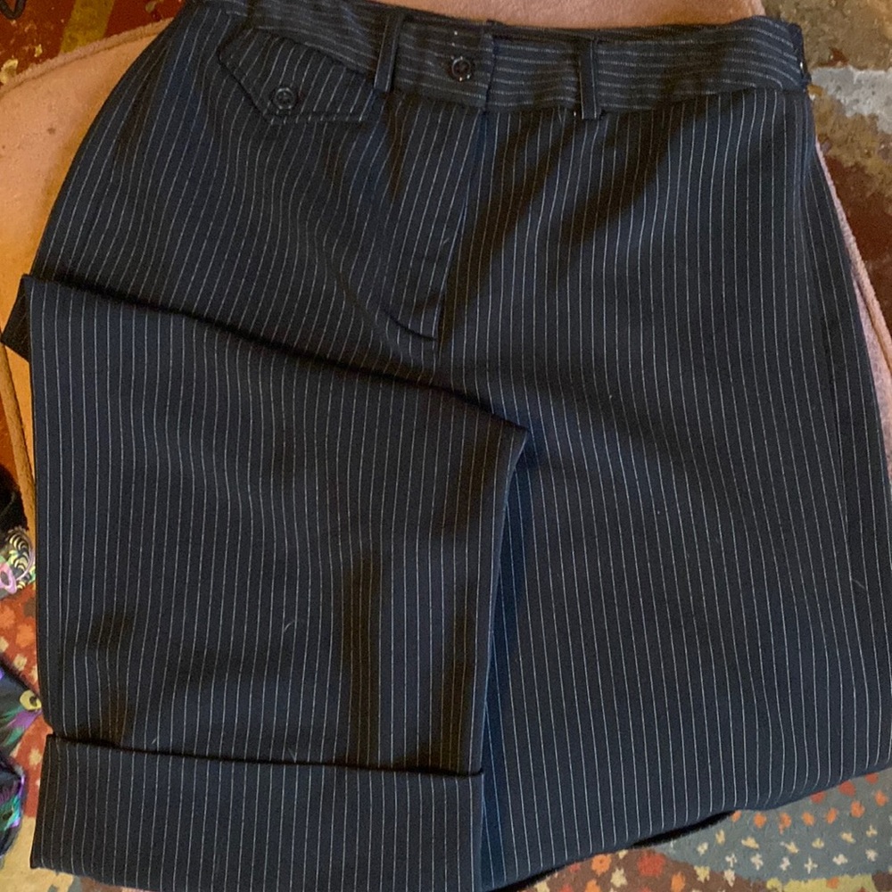 Comfortable Larry Levine, black with white pinstripe Capris. Sz 6, loose fit